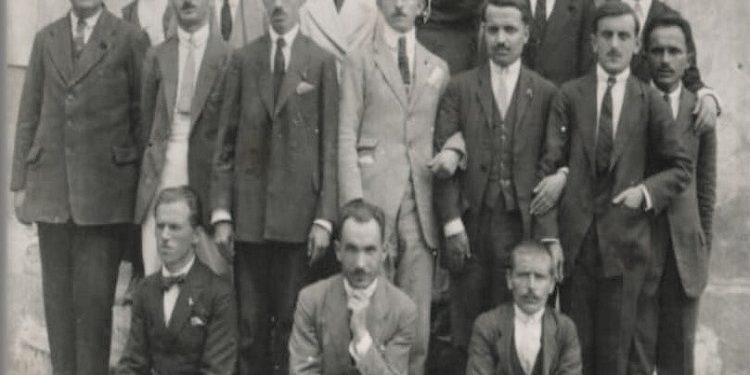 Mësues dhe nxënës të shkollës shqiptaro-amerikane në Tiranë, në vitet 1921-1925