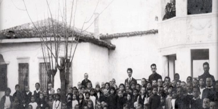 Mësues dhe nxënës të shkollës shqiptaro-amerikane në Tiranë, në vitet 1921-1925