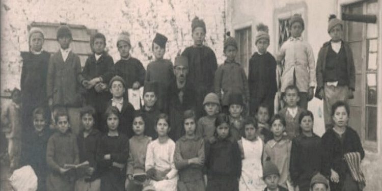 Mësues dhe nxënës të shkollës shqiptaro-amerikane në Tiranë, në vitet 1921-1925