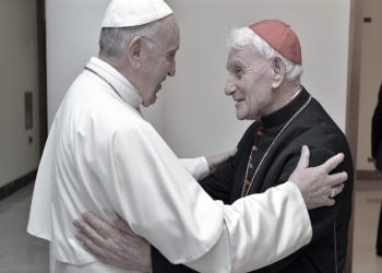 Papa Françesku, me Kardinalin shqiptar Ernest Simoni, për bekimin ‘Urbis et Orbi’ me rastin e Pashkëve, 2023