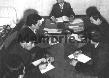 Raporti i Sigurimit: “Leka Meksi, thotë se; Enver Hoxha ka rrjedhur, kurse Dhurata shton; udhëheqësi është budallallepsur dhe për pesë vjet, do i vrasi…”/ Zbulohet dokumenti sekret, i 19 tetorit 1982