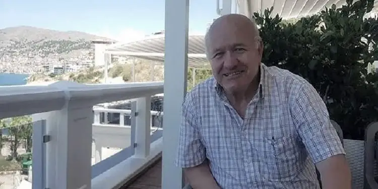 “Kur pa se në sallë ndodhej dikush që i kishte shkaktuar 23 vite burg, ai iu drejtua ambasadorit amerikan: Shkëlqesi, më keni nderuar shumë sot, por…”/ Historia tronditëse e të riatdhesuarit nga SHBA-ja