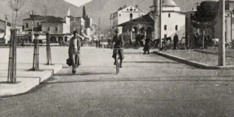 Fotografi të xhamisë së Et’hem Beut në Tiranë, në vite të ndryshme