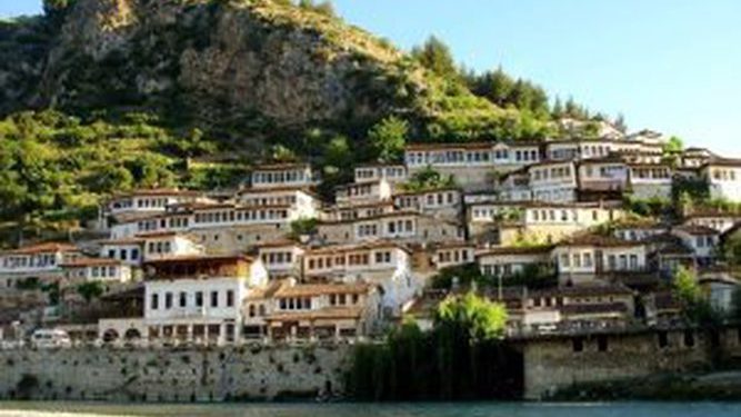 “Kalanë s’na lanë ta vizitonim, sepse ishte burg politik, kurse Xhamia e Pazarit, ishte shkollë trajnimi, për akrobatët e cirkut, prej lartësisë së tavaneve…”/ Udhëtimi i turistëve italianë, në Shqipëri në ’82-in