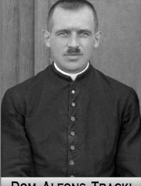 “Sa dëgjuam krismat e armëve, dolëm me të shpejtë bashkë me shokët, por ç’të shihnim, aty te vorret e Rrmajt, ishte…”/ Dëshmia e ish-nxënësit të priftit gjerman, që shërbeu në Shkodër