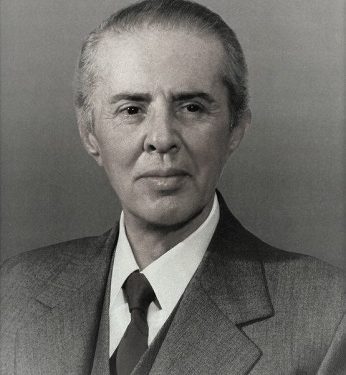 “Hetuesi shkodran, një trupgjatë dhe i zi në fytyrë, na vuri para fotot e zhubrosura të Enverit e Ramizit, pasi na qëlloi nga një shuplakë, na tha; UDB-ja…” / Dëshmia e rrallë nga koha e diktaturës