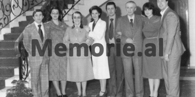 “Vëllai im Petriti, do fejohej me vajzën e Enverit, por Ramizi me Nexhmijen, e prishën atë, kishin frikë se pas vdekjes së udhëheqësit, babai, Kadriu,…”/ Raporti Sigurimit, me bisedën e Agron Hazbiut