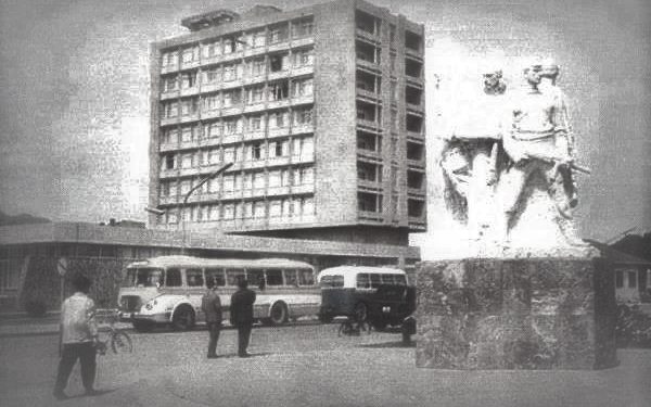 “Hetuesi shkodran, një trupgjatë dhe i zi në fytyrë, na vuri para fotot e zhubrosura të Enverit e Ramizit, pasi na qëlloi nga një shuplakë, na tha; UDB-ja…” / Dëshmia e rrallë nga koha e diktaturës