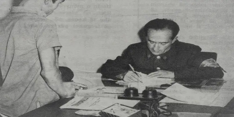 “Pasi dy hetuesit, i humbën shpresat se Agroni do firmoste proces-verbalin, aty në qeli, në prezencë të tij, njeri kapi gruan e tjetri vajzën dhe….”/ Dëshmia tronditëse e ish-të burgosurit politik