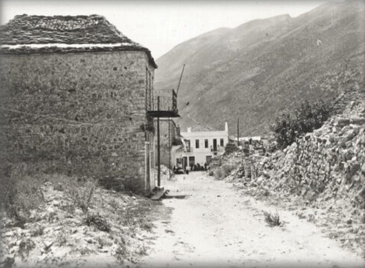 Photo with a view of the city of Tepelena