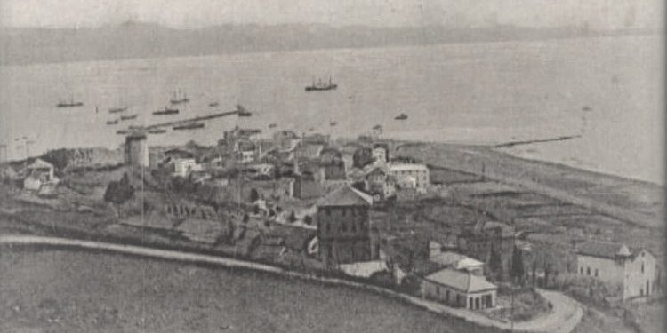 Pamje të qytetit bregdetar të Durrësit dhe limanit të tij