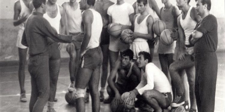 “Si arritëm të barazonim me ‘Oransodën’ në Pallatin e Sportit ‘Partizani’, pasi Zeneli, tekniku i orës, te gjyqtaria…”/ Dëshmia e rrallë e legjendës së koshit shqiptar