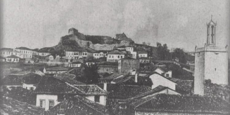 Pamje të qytetit bregdetar të Durrësit dhe limanit të tij