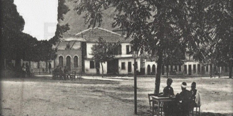 Fotografi me pamje nga qyteti i Delvinës, në vitet 1917-1945