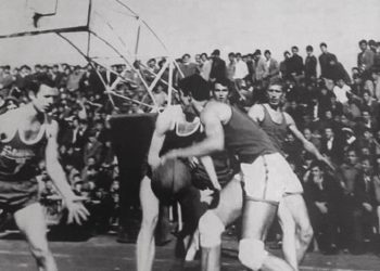 “Në ndeshjen ndaj përfaqësueses helene në 76-ën, ku ai shkëlqeu me klasin e tij, nisur nga mbiemri, shtypi vendas e etiketoi me prejardhje greke…”/ Historia e panjohur e legjendës së koshit shqiptar