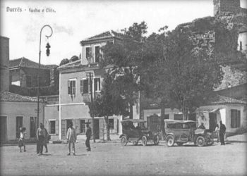 Pamje të qytetit bregdetar të Durrësit dhe limanit të tij