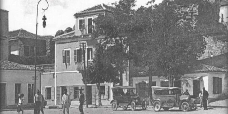 Pamje të qytetit bregdetar të Durrësit dhe limanit të tij