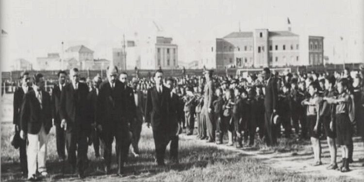 Fotografi nga parakalimi i Mirash Ivanajt dhe personaliteteve të tjera në fushën e Shallvareve në një aktivitet gjimnastikor të shkollave të Tiranës në vitin 1932