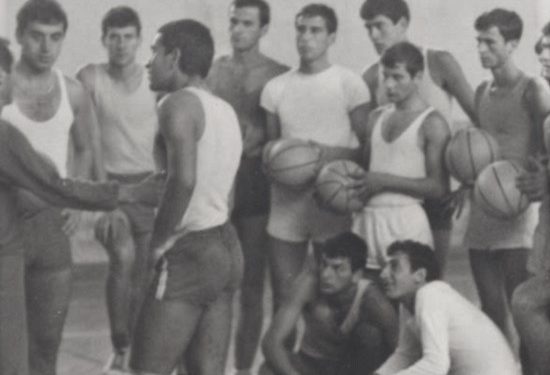 “Si arritëm të barazonim me ‘Oransodën’ në Pallatin e Sportit ‘Partizani’, pasi Zeneli, tekniku i orës, te gjyqtaria…”/ Dëshmia e rrallë e legjendës së koshit shqiptar