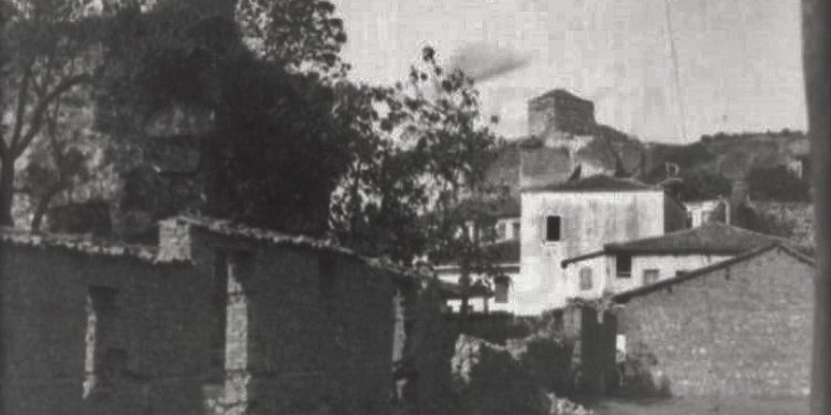 Pamje të qytetit bregdetar të Durrësit dhe limanit të tij