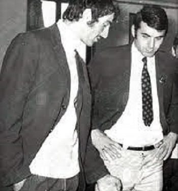 “Në ndeshjen ndaj përfaqësueses helene në 76-ën, ku ai shkëlqeu me klasin e tij, nisur nga mbiemri, shtypi vendas e etiketoi me prejardhje greke…”/ Historia e panjohur e legjendës së koshit shqiptar