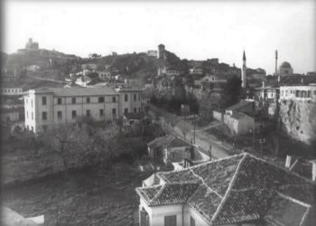 Pamje të qytetit bregdetar të Durrësit dhe limanit të tij