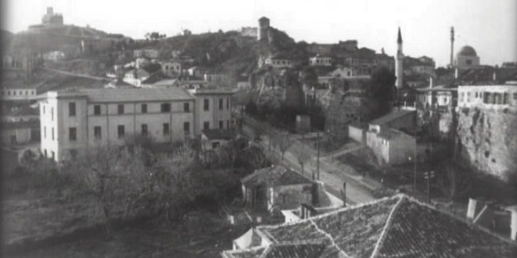 Pamje të qytetit bregdetar të Durrësit dhe limanit të tij