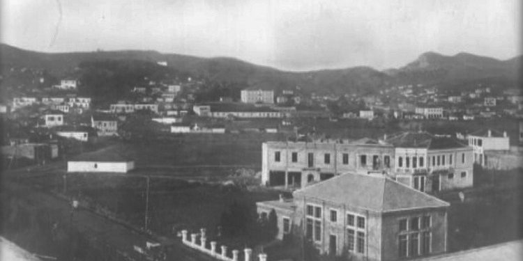 Pamje të qytetit bregdetar të Durrësit dhe limanit të tij