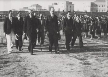 Fotografi nga parakalimi i Mirash Ivanajt dhe personaliteteve të tjera në fushën e Shallvareve në një aktivitet gjimnastikor të shkollave të Tiranës në vitin 1932