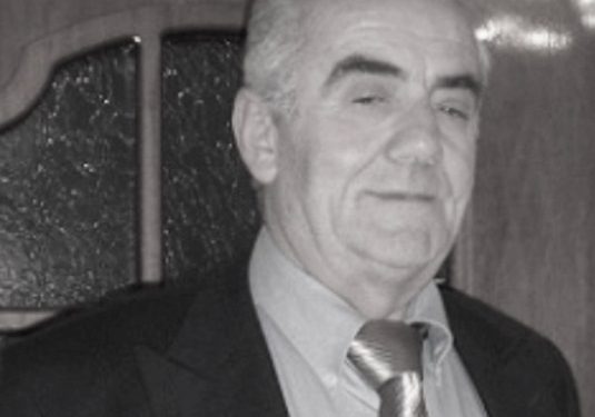 “Në Festivalin e RTSH-së, ja ndryshuan titullin e këngës dhe i vënë emrin e nipit të Enverit, në ‘99-ën, një ‘kantautor’ korçar, ja përvetësoi…”! / Historia e trishtë, e autorit të “Lulja e Majit”!