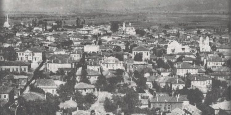 Fotografi me pamje nga qyteti i Korçës në vitet 1910-1940
