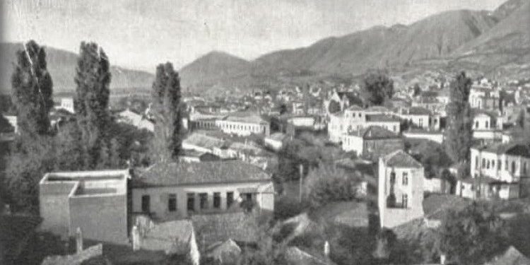 Fotografi me pamje nga qyteti i Korçës në vitet 1910-1940