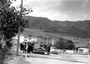 Kur Sigurimi i Shtetit me bashkëpunëtorët e tij, ndiqte në çdo hap në qytetin e Rrëshenit, Agron Aranitasin, dhëndrin e Kadri Hazbiut, ish-drejtor teknik i RTSH-së, i internuar në Pukë