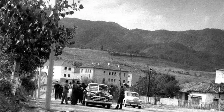 Kur Sigurimi i Shtetit me bashkëpunëtorët e tij, ndiqte në çdo hap në qytetin e Rrëshenit, Agron Aranitasin, dhëndrin e Kadri Hazbiut, ish-drejtor teknik i RTSH-së, i internuar në Pukë