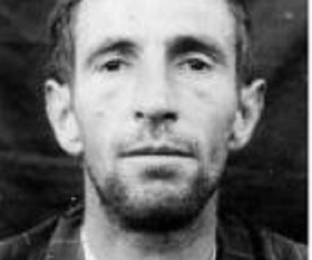 “Të lidhur me zinxhirë, më çuan te qelia ku mbanin ata që do pushkatoheshin, por munda të shpëtoj nga plumbi, pas letrës që i bëra Koci Xoxes, ku i shkruaja…”/ Kujtimet e Petro Markos