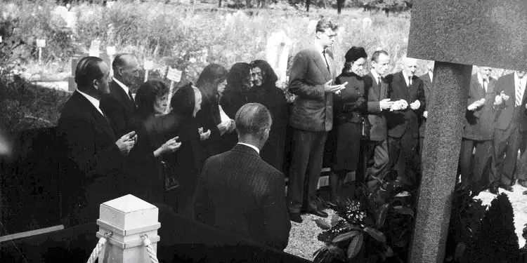 “Më 9 prill 1961, në ora 15 e 40, pak minuta para se të ndahej nga jeta, Mbreti Zog I-rë, mori Princin Leka në prehër dhe i tha…”/ Kujtimet e kolonel Hysen Selmanit