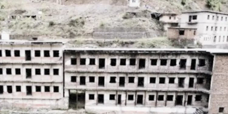 “Te disa varre përballë burgut të Spaçit, prehet edhe një i afërm i ish-diktatorit Hoxha, që vdiq kur vuante dënimin aty dhe kur e pyesnin; çfarë e ke Enverin, ai…”/ Dëshmia e rrallë e ish-gardianit