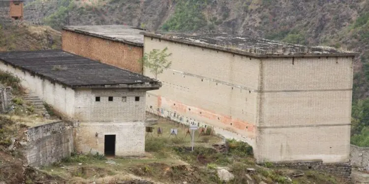 “Te disa varre përballë burgut të Spaçit, prehet edhe një i afërm i ish-diktatorit Hoxha, që vdiq kur vuante dënimin aty dhe kur e pyesnin; çfarë e ke Enverin, ai…”/ Dëshmia e rrallë e ish-gardianit