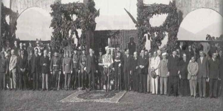 Pamje nga paradat ushtarake të organizuara në Tiranë me pjesëmarrjen e president Ahmet Zogu dhe autoriteteve të kohës në vitet 1926-1927