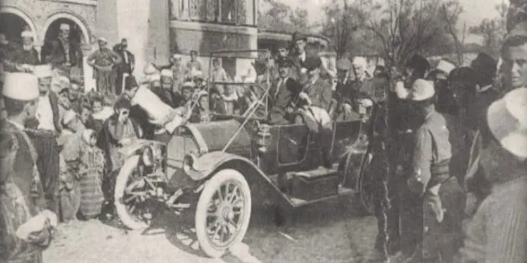 Fotografi me pamje të ndryshme të Tiranës 1917-1993