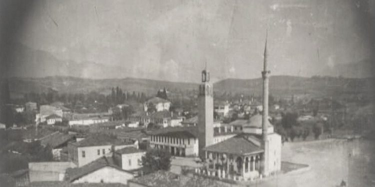 Fotografi me pamje të ndryshme të Tiranës 1917-1993