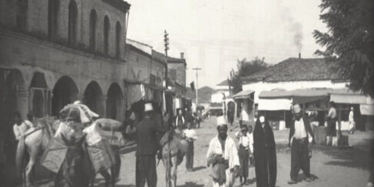 Fotografi me pamje të ndryshme të Tiranës 1917-1993