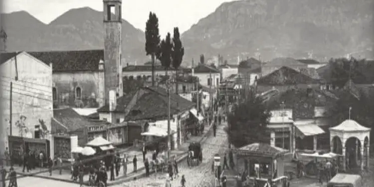 Fotografi me pamje të ndryshme të Tiranës 1917-1993