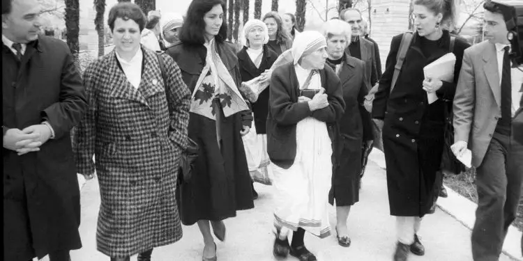 “Kur Nënë Tereza, shkoi në malësitë e Pukës, për të vizituar motrat e veta dhe në shenjë respekti, hoqi kryqin nga qafa e, ja  dhuroi hoxhës, Hafiz Elezit, ai i tha…”/ Refleksionet e studiuesit të njohur