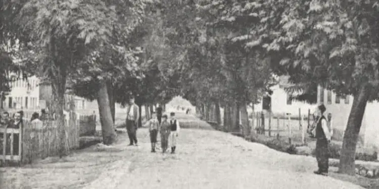 Fotografi me pamje të ndryshme të Tiranës 1917-1993