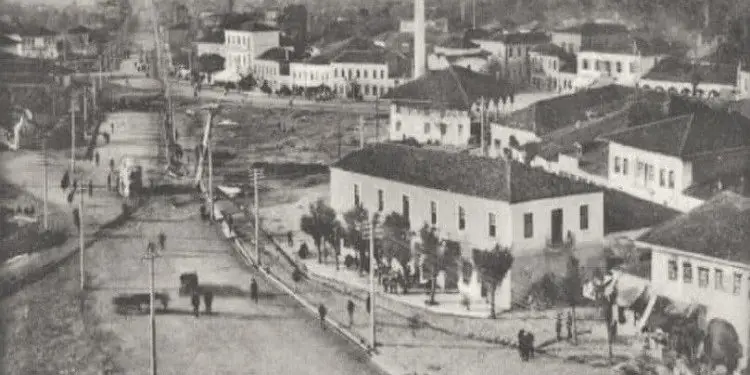 Fotografi me pamje të ndryshme të Tiranës 1917-1993