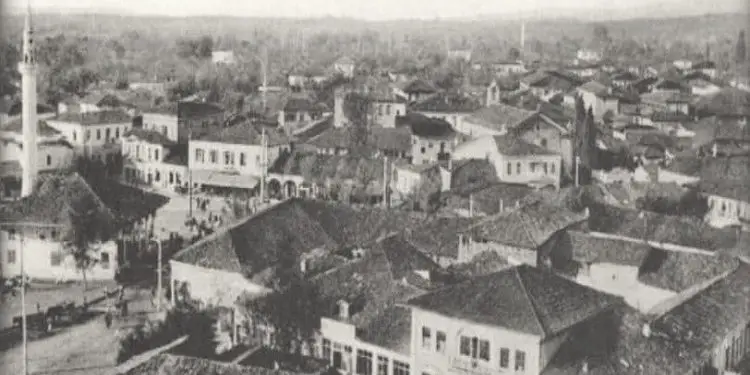 Fotografi me pamje të ndryshme të Tiranës 1917-1993