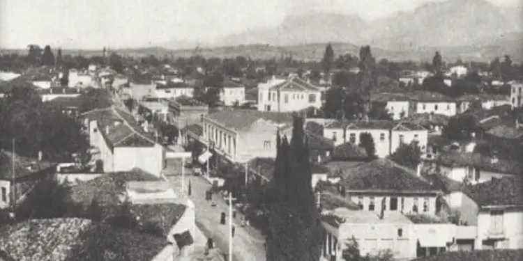 Fotografi me pamje të ndryshme të Tiranës 1917-1993