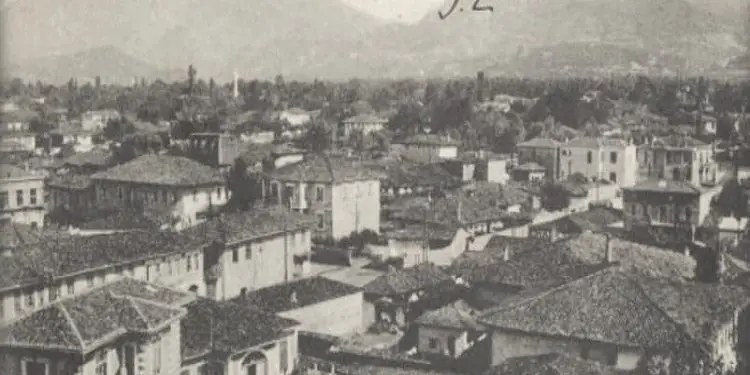 Fotografi me pamje të ndryshme të Tiranës 1917-1993