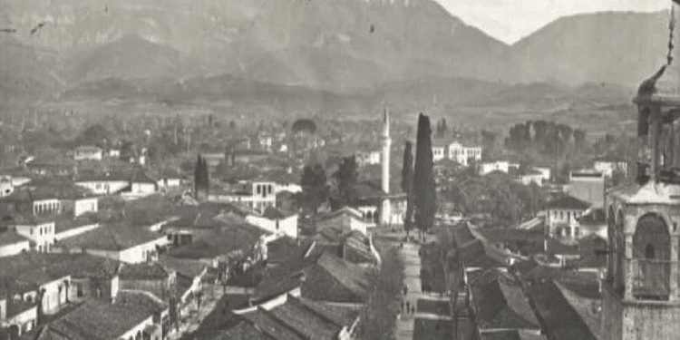 Fotografi me pamje të ndryshme të Tiranës 1917-1993